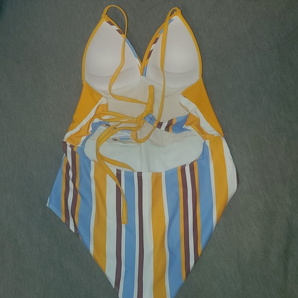 Cute striped one piece - Picture 2 of 2